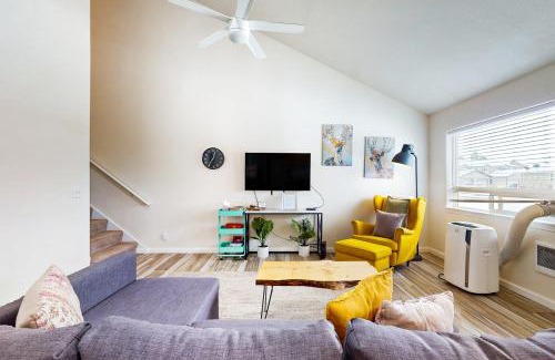 Mountain View District House | Hello Mellow Yellow