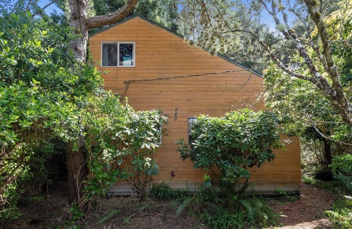 Rockaway Beach Cabin | Hemlock Inn, private cozy space