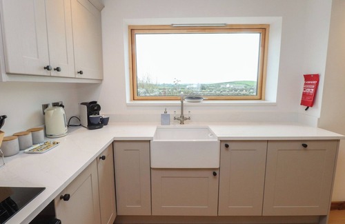 Holyhead Cottage | HEN PENMYNYDD, family friendly, with hot tub in Llanfachraeth