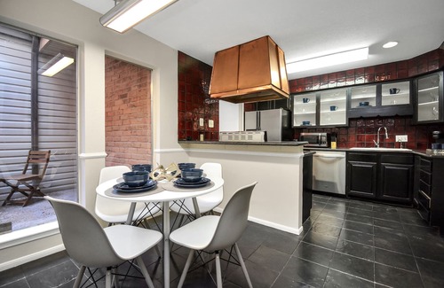 Greenway Plaza-Upper Kirby House | ★Hendrix Hideout★ - Gorgeous Music Themed Townhome