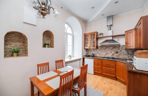 Old Town Apartment | Heritage 1 Bedr Apartment by the Gates of Dawn