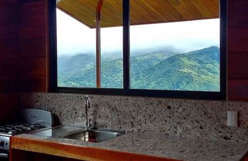Monteverde Cabin | Hermosa cabina en Monteverde, perfecta para descasar con senderos y una torre