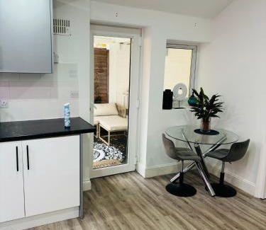 Hertingfordbury Villa | Hertford Home detached garden parking pet allowed