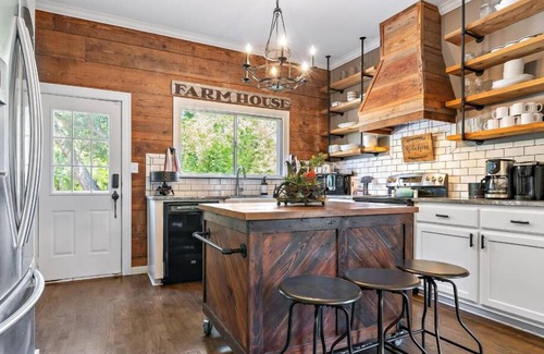 North Waco House | HGTV’s “LITTLE HOUSE” w/huge deck, fire table, grill