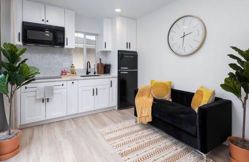 Ontario House | HGTV Style Cottage w/ POOL | EV Charger | FAST WiFi | Close to ONT