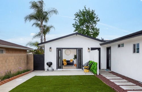 Ontario House | HGTV Style Cottage w/ POOL | EV Charger | FAST WiFi | Close to ONT