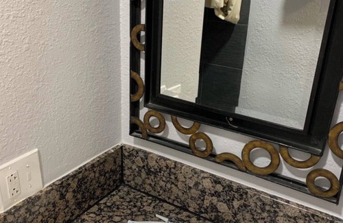 Lynwood Hotel | Hi Rise Motel