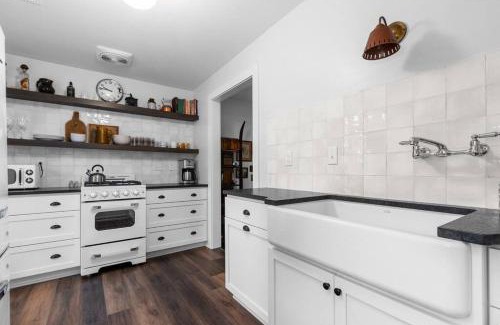 Oshkosh House | Hickory Hideaway, Cozy 2 bedroom with private dock