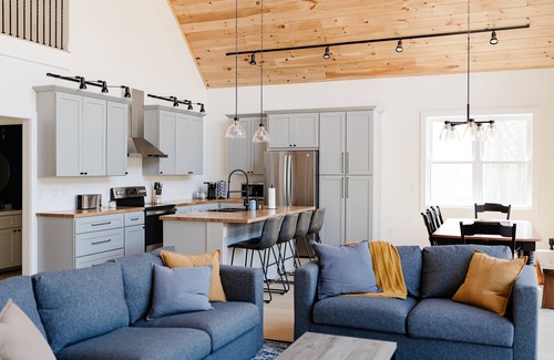 Berrien Springs House | Hidden Arbor House - newly renovated retreat!