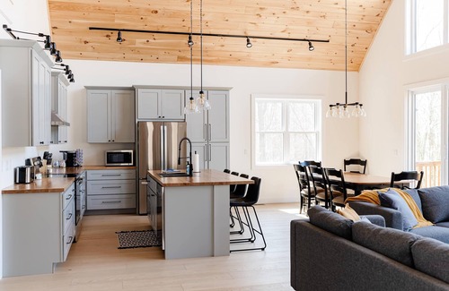 Berrien Springs House | Hidden Arbor House - newly renovated retreat!