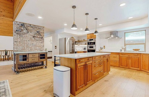 Cle Elum Cabin | Hidden Escape! A Cabin Retreat with Saltwater Hot Tub Surrounded by Nature!