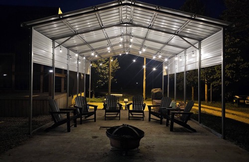 Dingess Apartment | Hidden Jewell - Full Cabin 4 Studio Suites - 9BD/4BA sleeps 15 on Outlaws