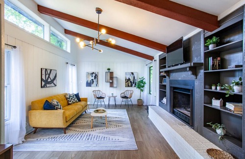 Baneberry House | Hidden Lake Retreat - Lake View/Access & Fire Pit!