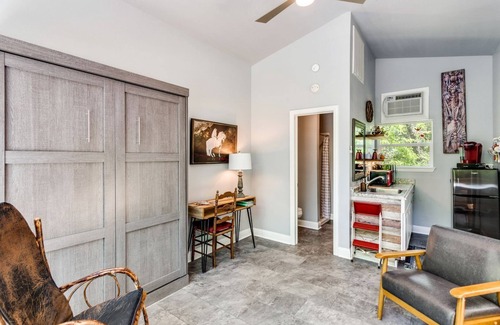 Weatherford House | Hidden Treasure Harvest House Forest Getaway 30 Min. West of Fort Worth