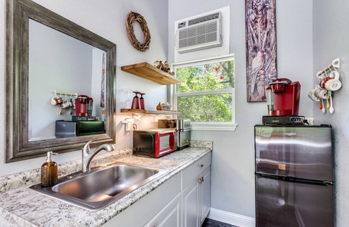 Weatherford House | Hidden Treasure Harvest House Forest Getaway 30 Min. West of Fort Worth