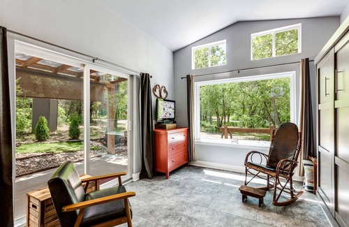 Weatherford House | Hidden Treasure Harvest House Forest Getaway 30 Min. West of Fort Worth