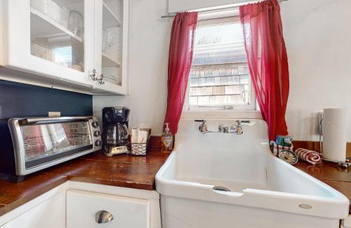 Downtown Cannon Beach House | Hidden Villa Cottage #1 - The Nautical Cottage