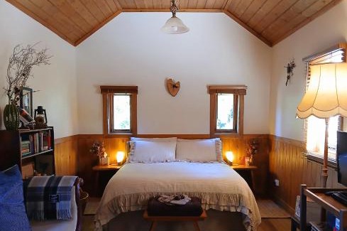 Penguin House | Hideaway Farmlet Romantic Cottage with Miniature Goats