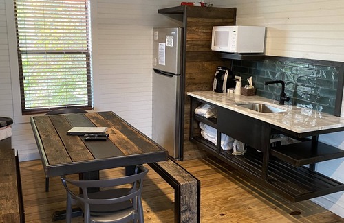 Canyon Lake Hotel | Hideout on the Horseshoe