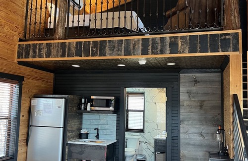 Canyon Lake Hotel | Hideout on the Horseshoe