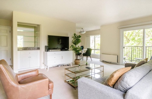 Palo Alto Apartment | High-End 1BR with Spa and Pool Access