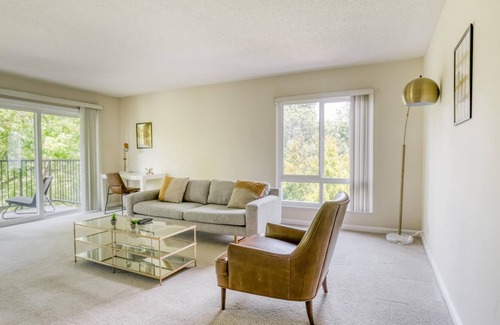 Palo Alto Apartment | High-End 1BR with Spa and Pool Access