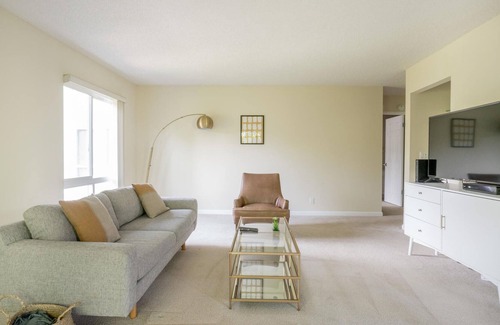 Palo Alto Apartment | High-End 1BR with Spa and Pool Access