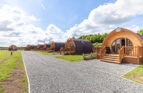 Arnold Cottage | High Farm Deluxe Pod (Hot Tub)