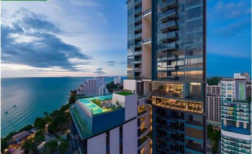 Pratumnak Hill Apartment | High Floor Beachfront 1 BR Condo with Scenic View