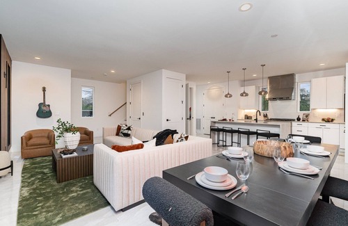 Katie Hill Neighborhood Cottage | High Note-2 Rooftop Decks-3 Mins to Broadway