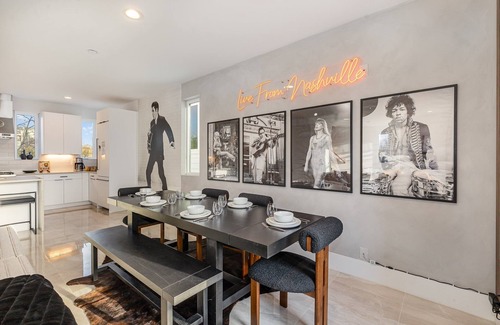 Katie Hill Neighborhood Cottage | High Note-2 Rooftop Decks-3 Mins to Broadway