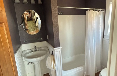 Red Rock Other | High Point a Charming 2-bedroom sleeps 6 farmhouse in Red Rock with AC, WiFi