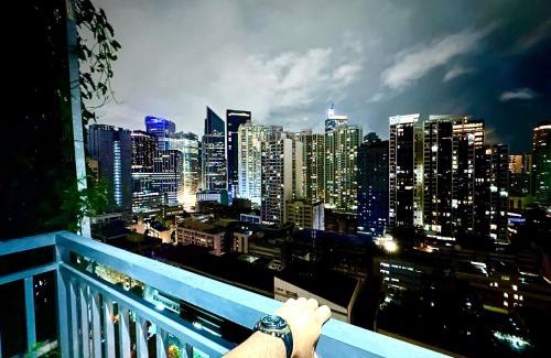 Legazpi Village Apartment | High Rise Condo with Balcony, Pool, Grand Lobby,Gym and Sky Garden 22F