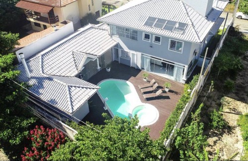 Ingleses Sul House | High standard house 300 meters from the sea with English pool and jacuzzi beach in Florianopolis