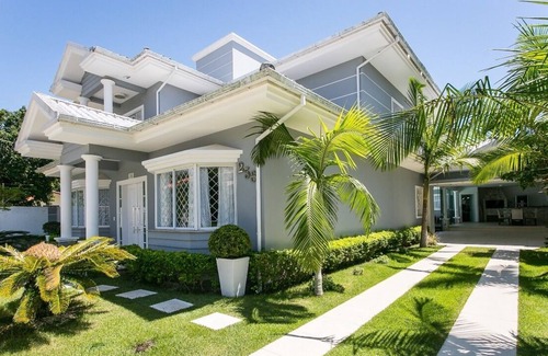 Ingleses Sul House | High standard house 300 meters from the sea with English pool and jacuzzi beach in Florianopolis