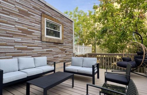 The Heights Apartment | Highend Hideaway Duplex with 1 FREE Parking, backyard and deck, pool table, 2 Kings plus 2 Baths, Sleeps 10, 2 Floors! 20 PERCENT OFF