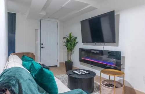 The Heights Apartment | Highend Hideaway Duplex with 1 FREE Parking, backyard and deck, pool table, 2 Kings plus 2 Baths, Sleeps 10, 2 Floors! 20 PERCENT OFF