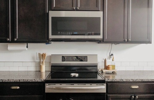 Lyle House | Highlands House - 5 acres with Mt. Hood Views. Dog Friendly!