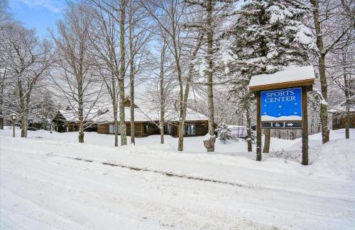 Central Vermont- Killington Hotel | Highridge B16A Inviting Queen Room for Two with Access to Pool and Hot Tub