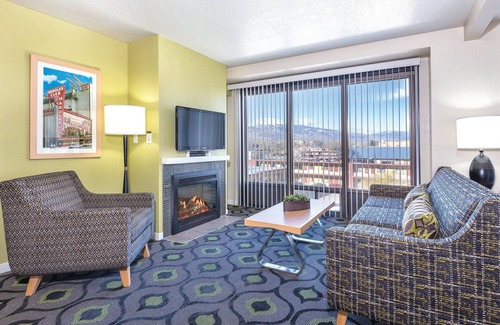 Downtown Reno Resort | Hiking in the Sierra Nevadas and skiing at Lake Tahoe!