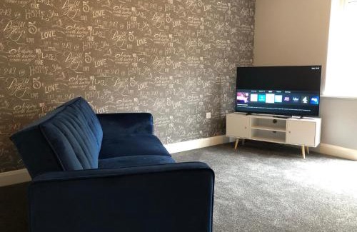 Brierley Hill House | Hill House - 5 Mins Merry Hill - Perfect for Contractors & Families