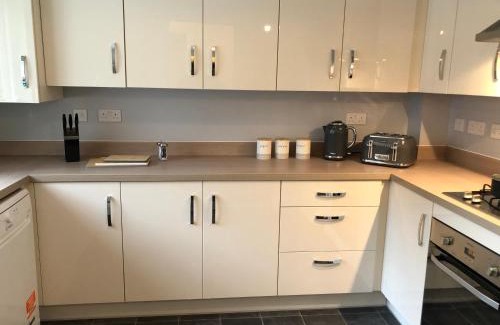 Brierley Hill House | Hill House - 5 Mins Merry Hill - Perfect for Contractors & Families