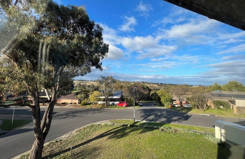 Sunbury House | Hill top view house, high speed wifi, Netflix & Prime Video