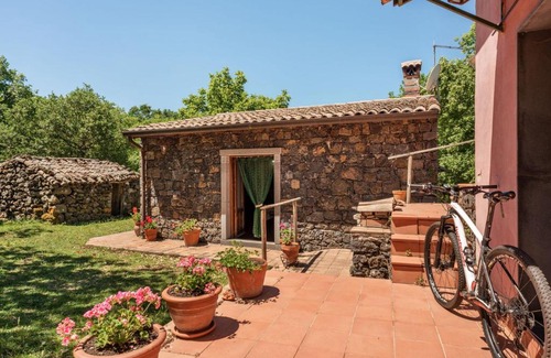 Maletto Villa | Hill-View Villa in Maletto with Garden