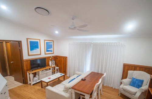 Currimundi House | Hills End Currimundi - Self Contained - Walk to Lake and Beach
