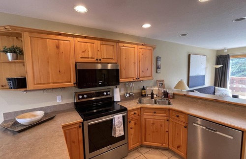 Sun Peaks Ski Chalet | Hillside 3 Level Ski In & Out 3 Bedroom, 3 Bath w/Hot Tub & BBQ! License #1031