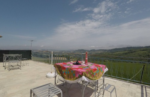 Monterubbiano House | Hillside apartment with sea view.