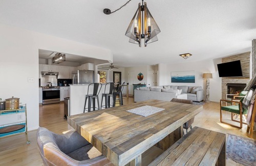 Asheville House | Hillside Hideaway | Hot Tub, Views + Biltmore Pass | 12 Mins to Asheville