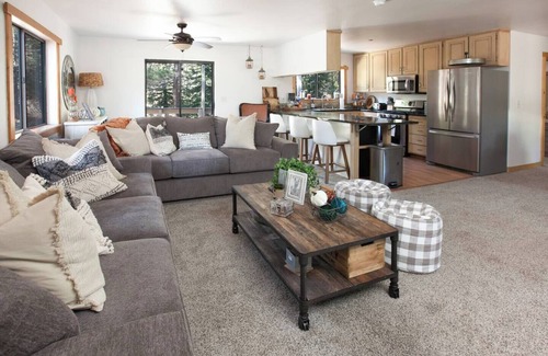 Truckee Cabin | Hillside Hideaway | Recently Renovated w/Backyard