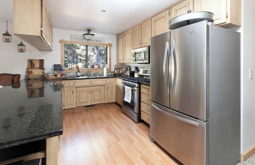 Truckee Cabin | Hillside Hideaway | Recently Renovated w/Backyard